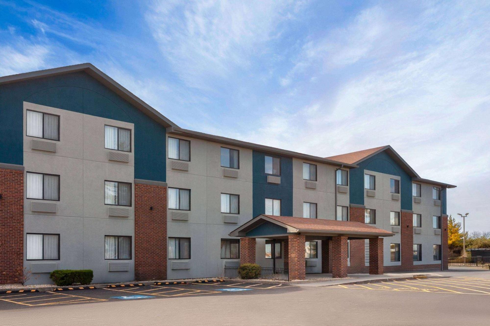 Super 8 By Wyndham Romeoville Bolingbrook מראה חיצוני תמונה