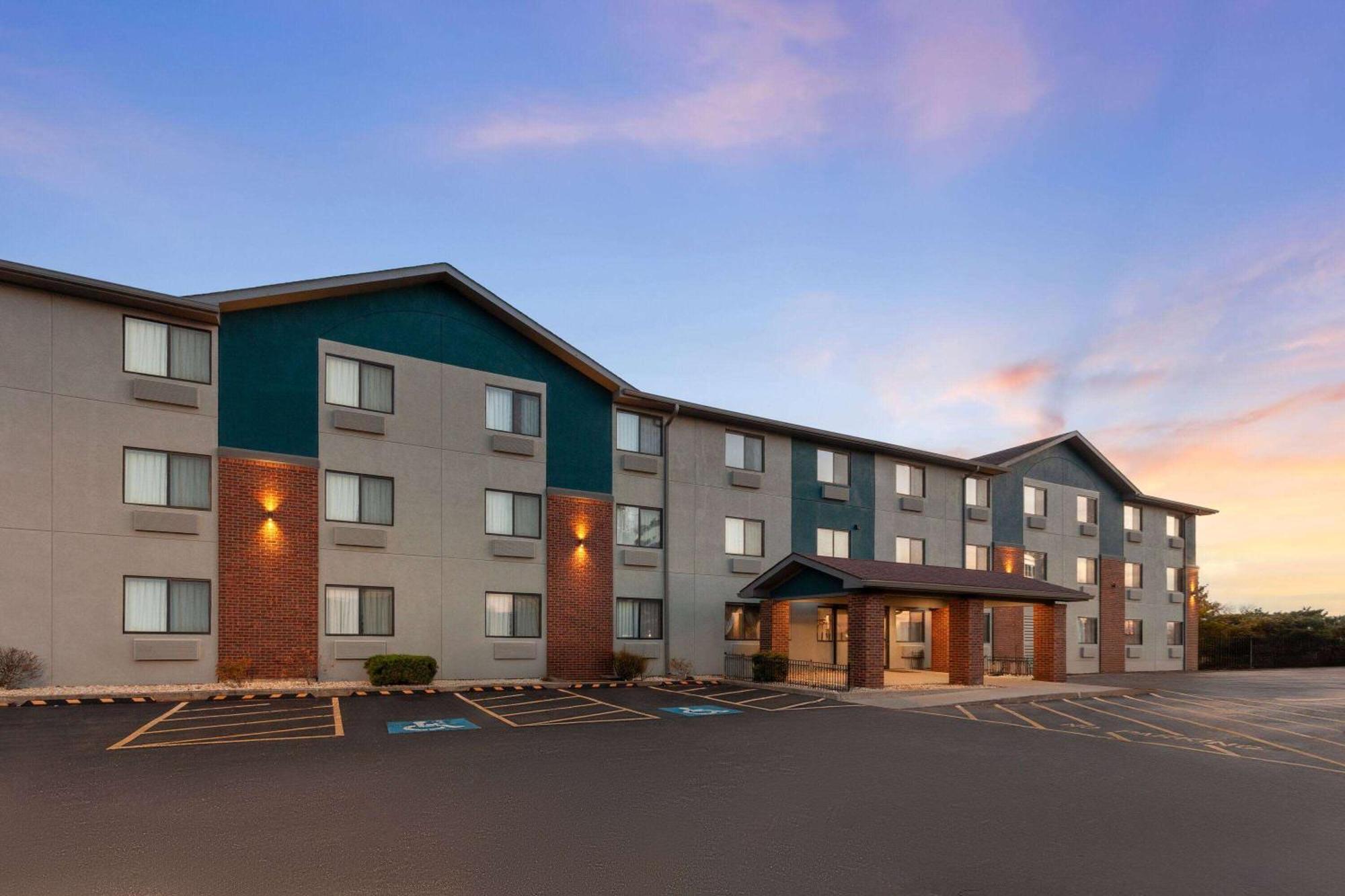 Super 8 By Wyndham Romeoville Bolingbrook מראה חיצוני תמונה