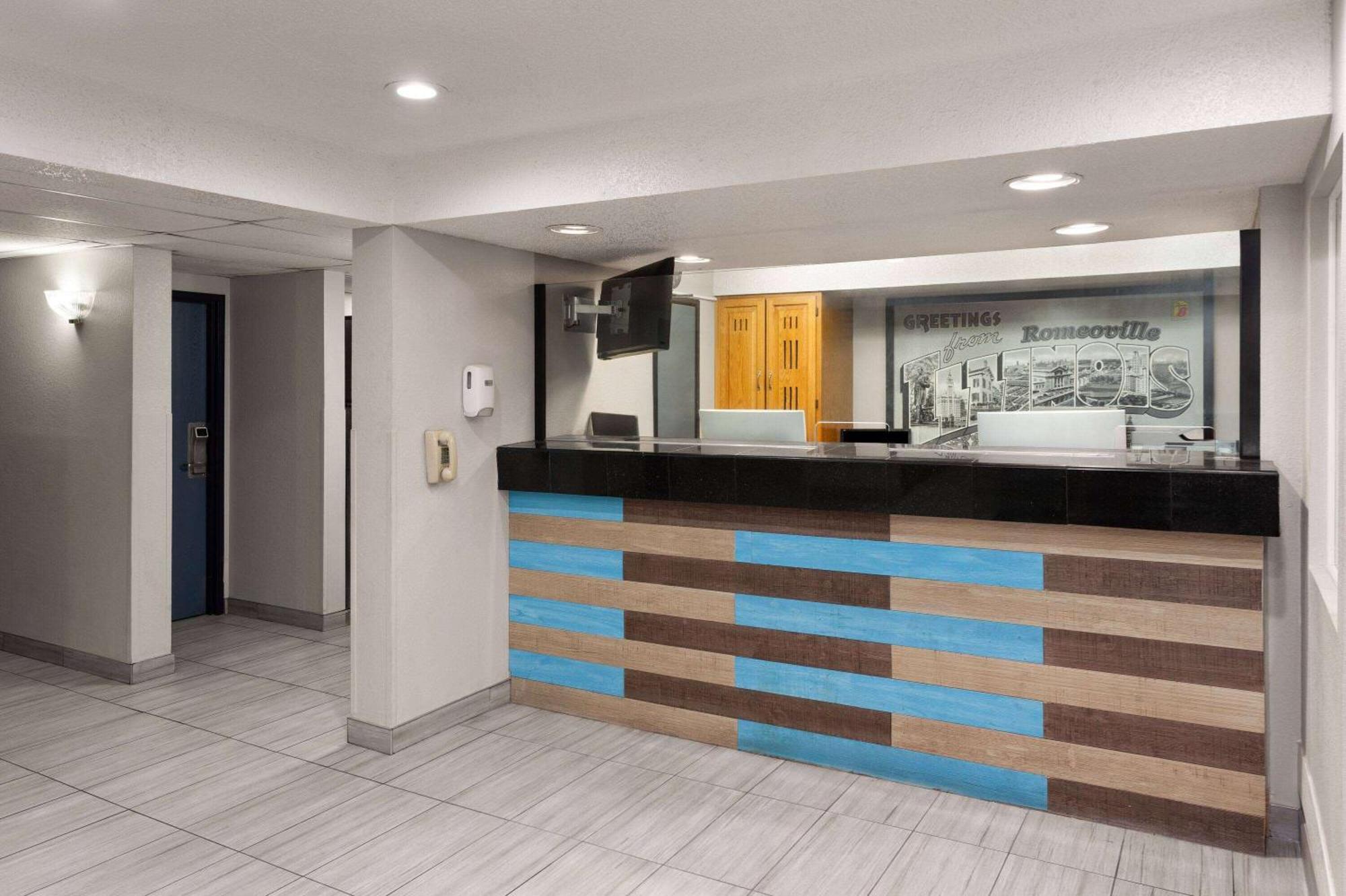 Super 8 By Wyndham Romeoville Bolingbrook מראה חיצוני תמונה