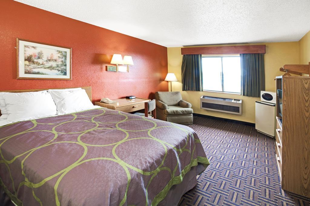 Super 8 By Wyndham Romeoville Bolingbrook מראה חיצוני תמונה